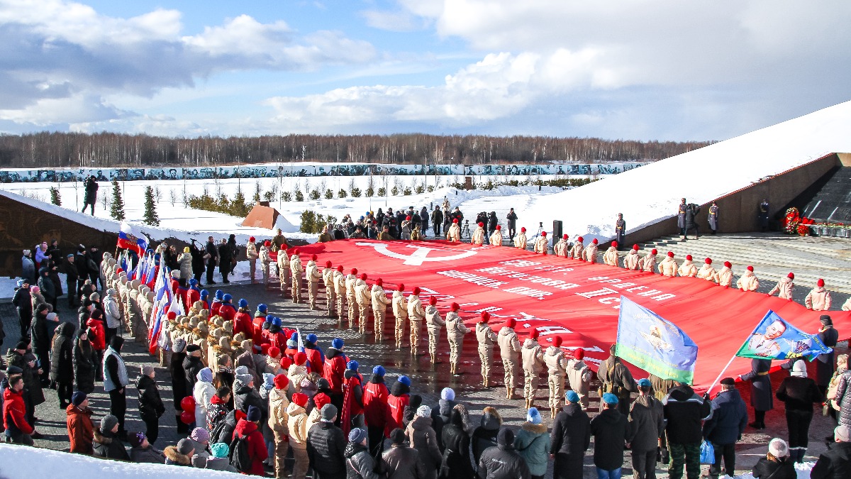 Копию Знамени Победы развернули на территории Музея Победы в Тверской области 
