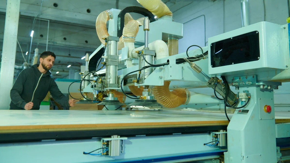 Владислав Овчинский: Московский производитель медмебели вдвое увеличил мощности при поддержке города