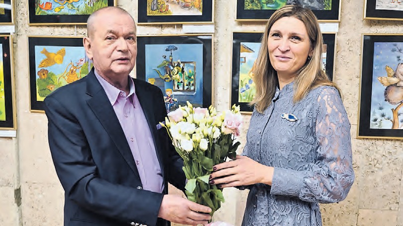 Главный редактор газеты «Вечерняя Москва» Александр Куприянов поздравляет директора художественного музея «Арт-Донбасс» Екатерину Калиниченко с открытием выставки