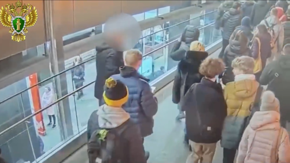 Мужчина напал на инвалида в метро на западе Москвы