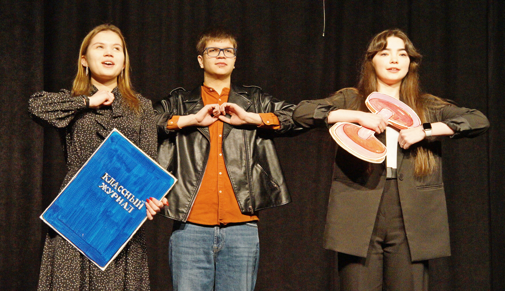 Ученики школы № 293 на репетиции постановки «Все будет просто здорово». Этот музыкальный спектакль, в котором задействованы больше 130 человек, зрители увидят 10 и 11 марта