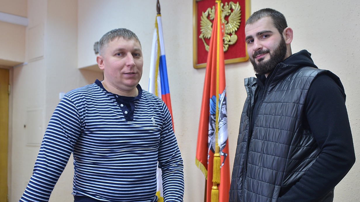 Николай и Лев Чернобровкины (слева направо) пришли в Царицынский военкомат, чтобы поддержать добровольцев