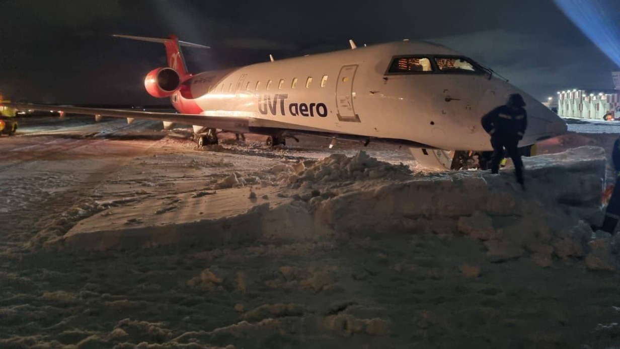 Самолет выкатился за пределы полосы при посадке в аэропорту Казани