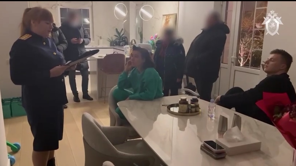 Косметика, роскошь и 300 миллионов неуплаченных налогов: что известно о блогере Чекалиной и ее семье