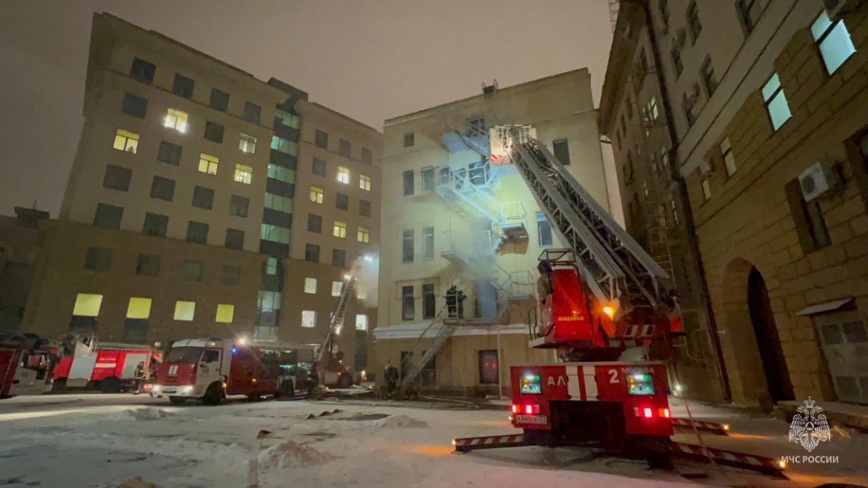 Появилось видео тушения возгорания в здании ГУ МВД по Москве