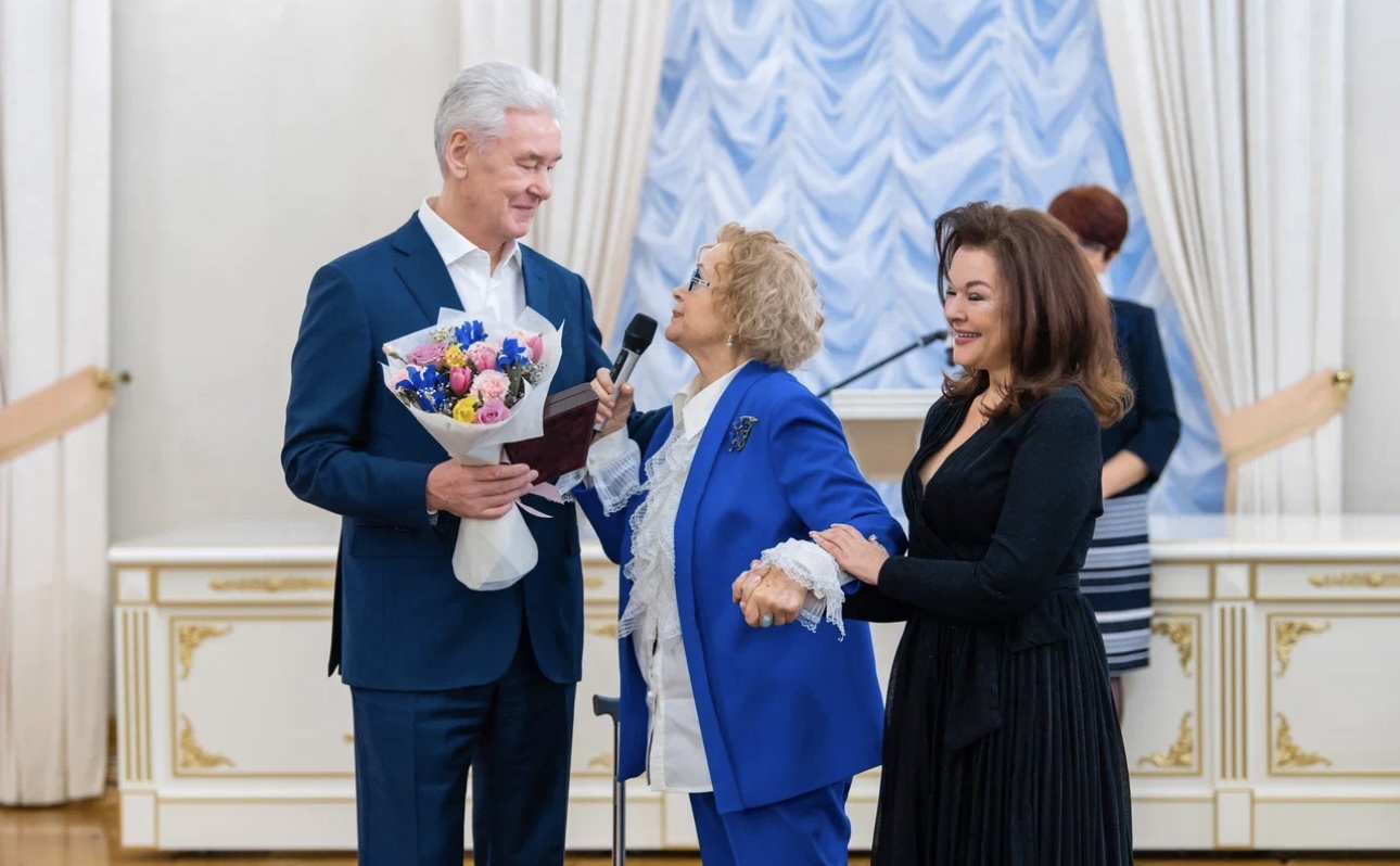 Собянин вручил государственные и городские награды москвичкам накануне 8 Марта