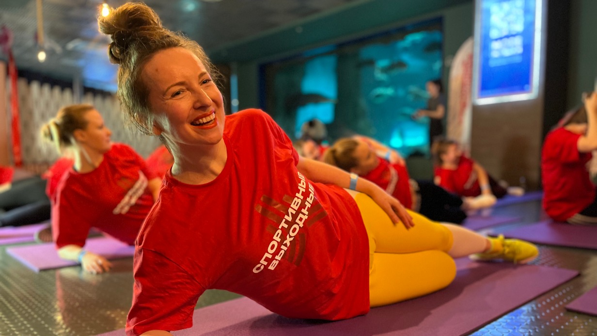 Участница «Спортивных выходных», которые прошли в «Москвариуме» на ВДНХ, Анна Билык на занятиях по растяжке