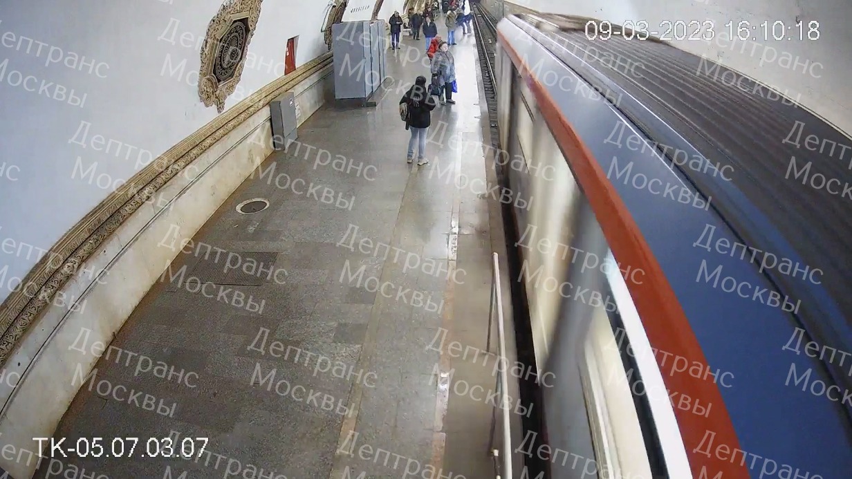 Мужчину, который упал на пути на Кольцевой линии московского метро, толкнул другой пассажир