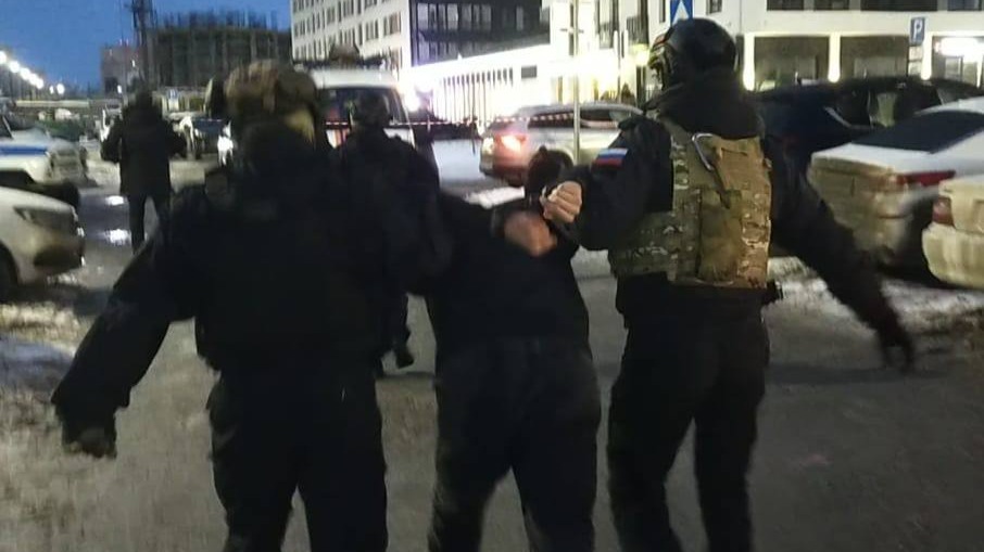 Мужчина захватил заложника в магазине в Тюмени