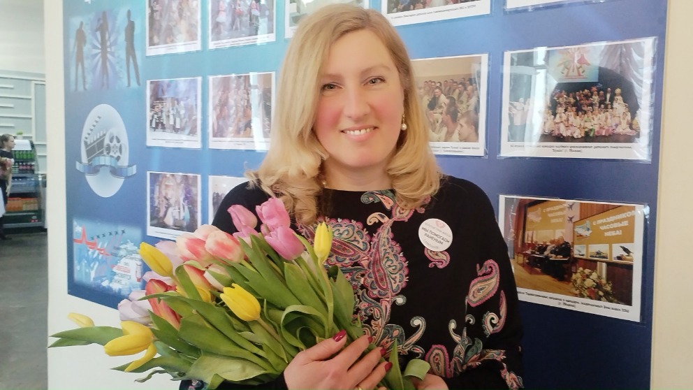 Волонтер движения «Золотые руки ангелов» Екатерина Гревцева на празднике в офицерском клубе Воздушно-космических сил России получила букет тюльпанов от курсантов