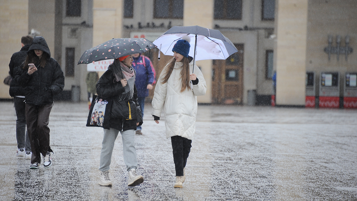 Что одеть в 10 градусов тепла. Дождливый день. Снег с дождем. Пасмурный день. Дождливая Москва.