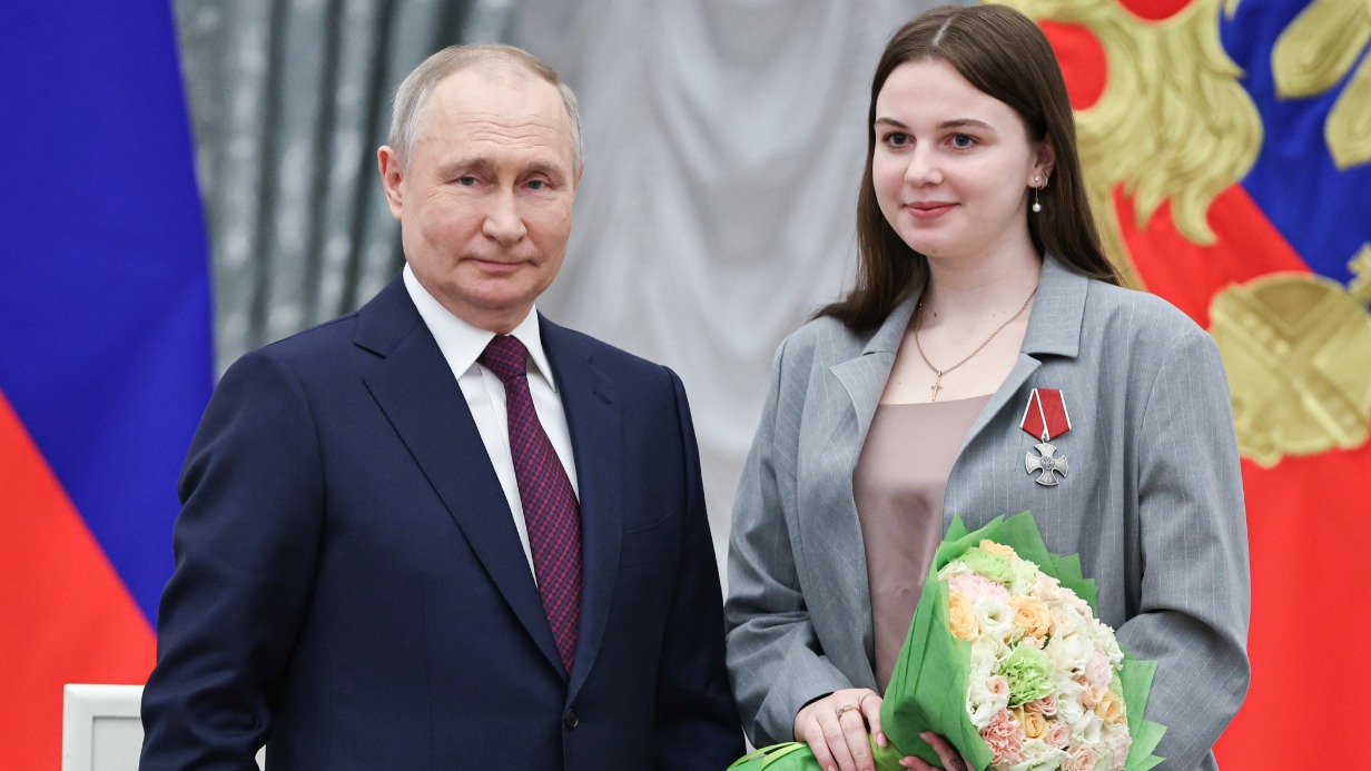 Владимир Путин вручил Владе орден Мужества в Кремле