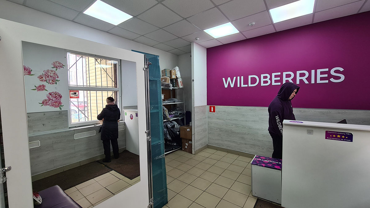 Юрист Воропаев назвал последствия агрессии покупателей в адрес сотрудников ПВЗ