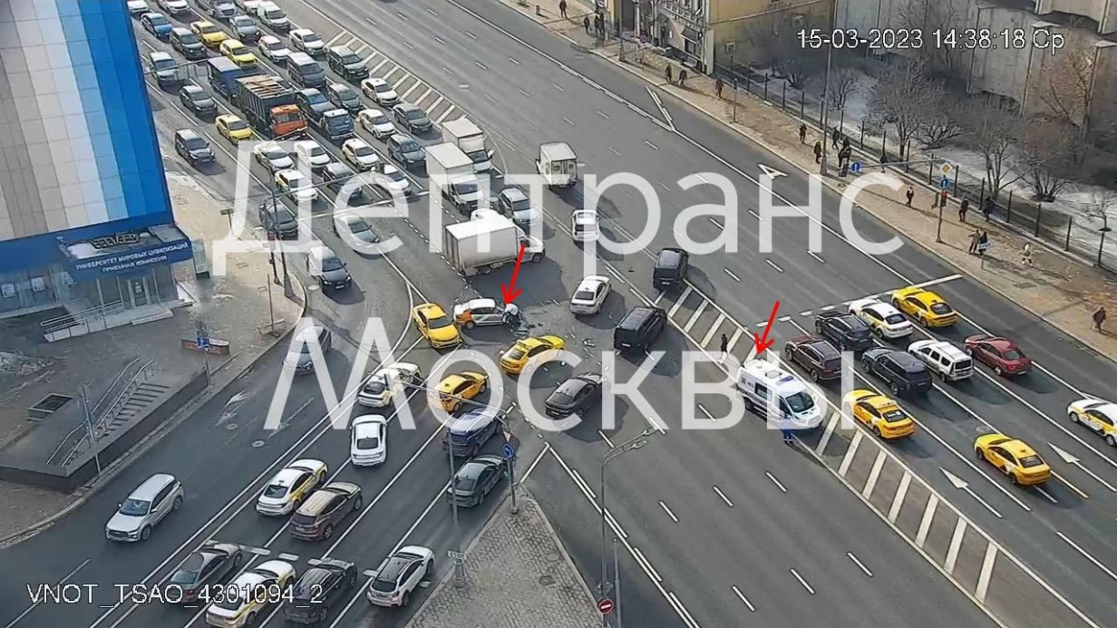 Два автомобиля столкнулись на Ленинском проспекте в центре Москвы