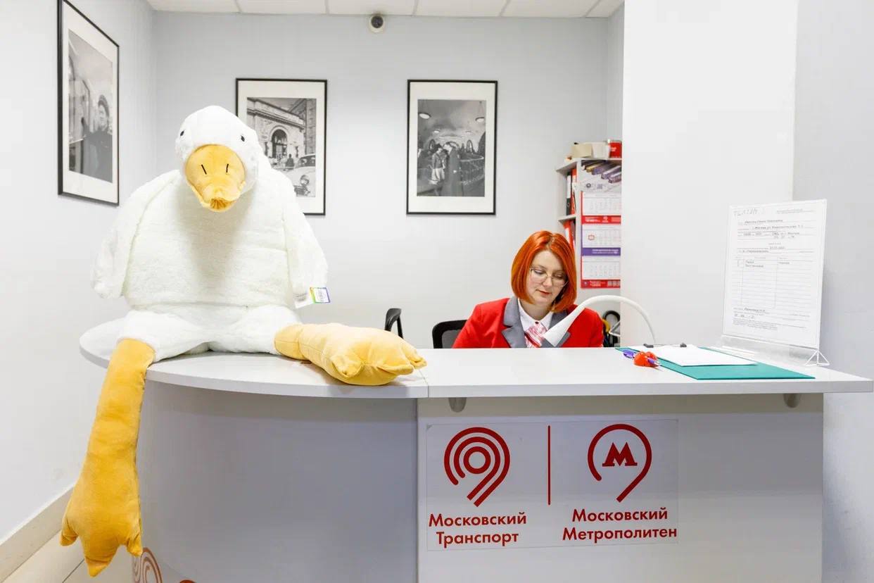 Склад забытых вещей московского транспорта пополнился большой игрушкой гуся