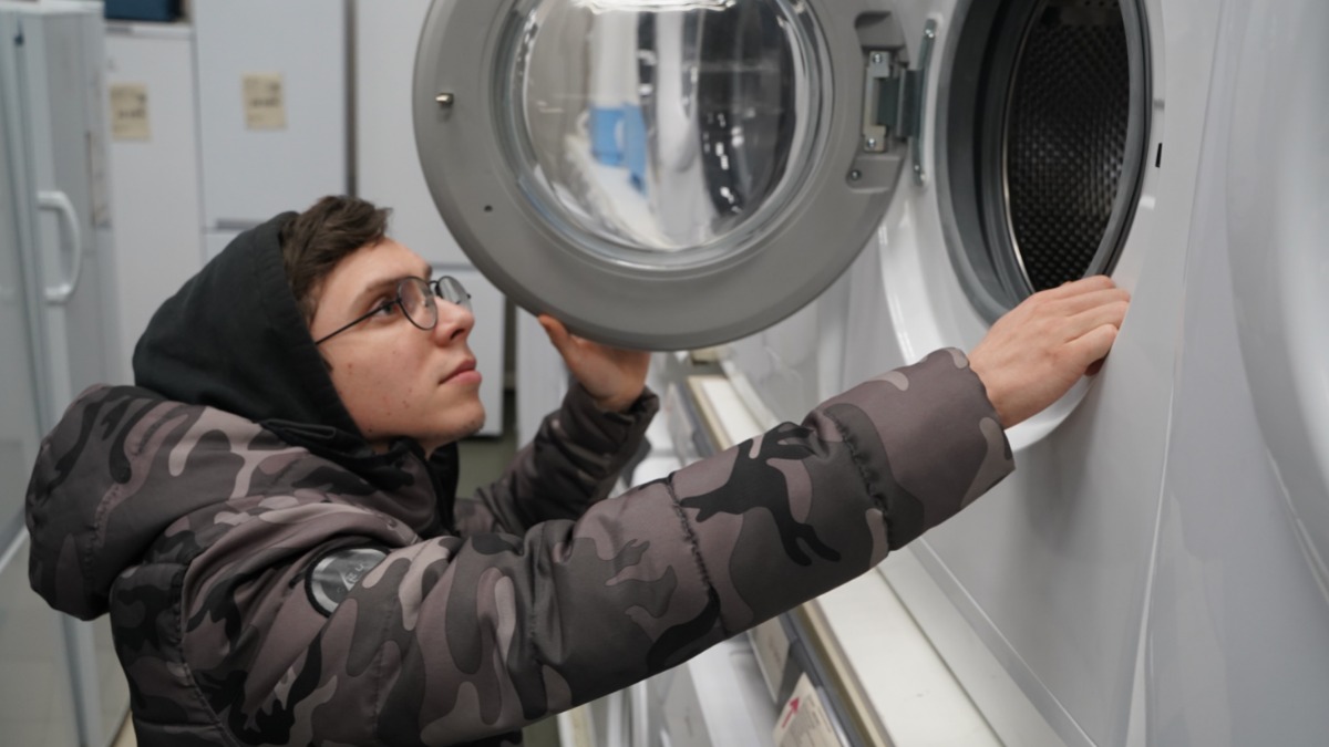 Москвич Михаил Кузнецов выбирает стиральную машину