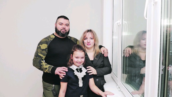 Супруги Денис и Екатерина Доценко с дочкой Настей в своей новой квартире