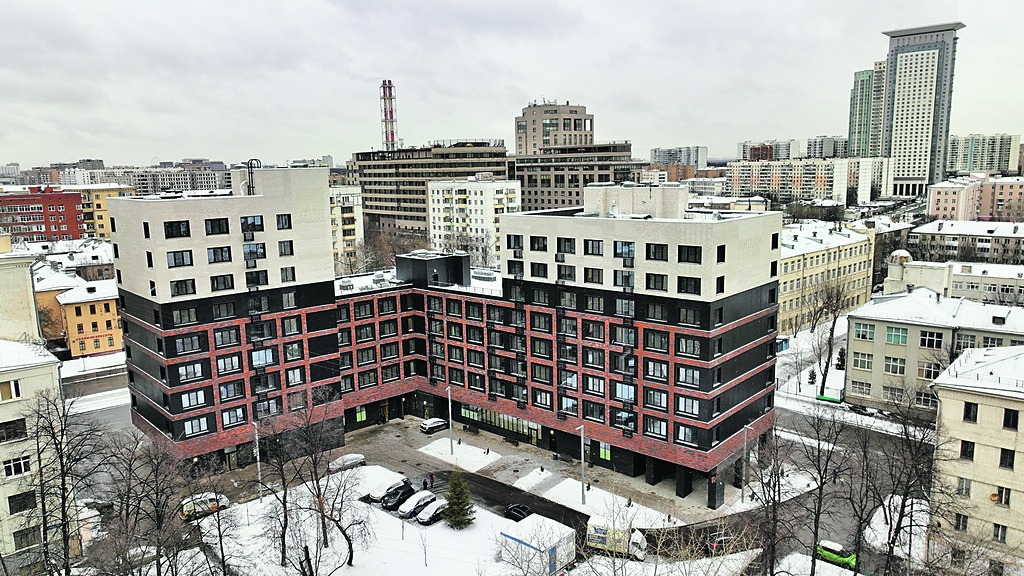 В рамках программы реновации началось заселение современного жилого дома с разноцветным фасадом в Красносельском районе по адресу: Русаковская улица, 6а