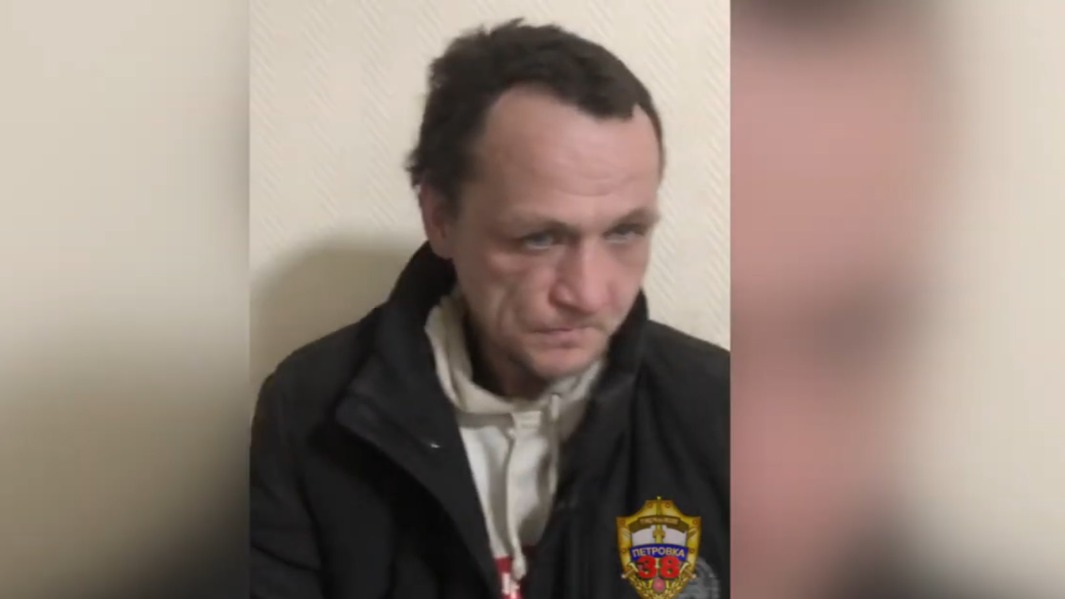 Мужчина ограбил спящего пассажира автобуса в центре Москвы. Видео