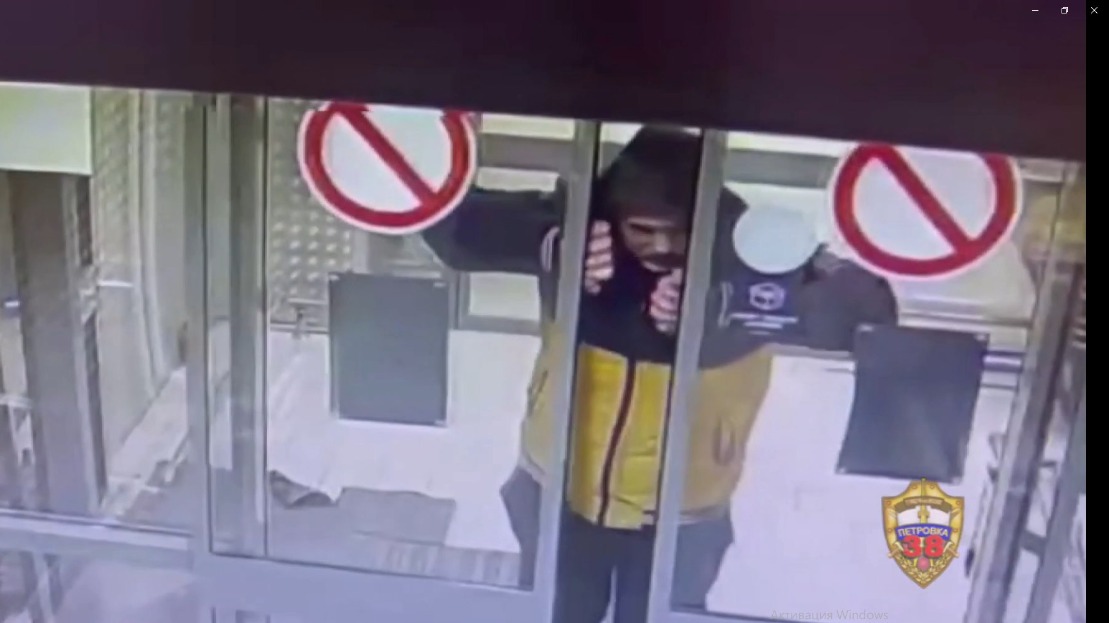Гость столицы сломал дверь в магазине ради кражи алкоголя и сигарет. Видео