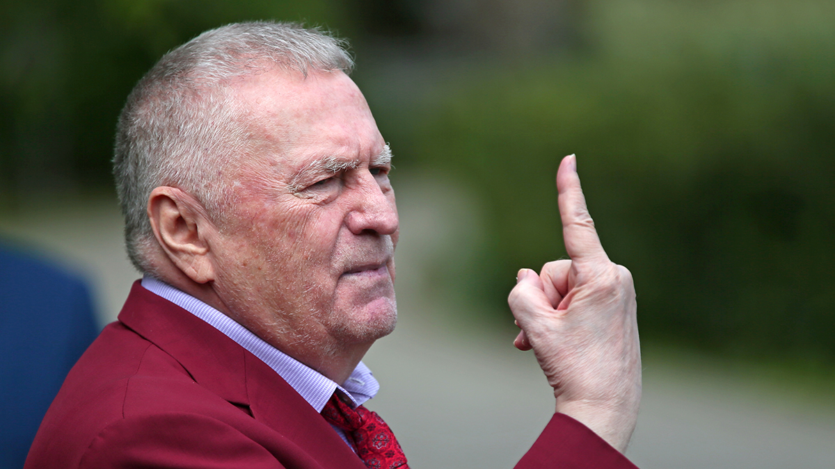 Красный пиджак Жириновского выставили на аукцион за 250 тысяч рублей