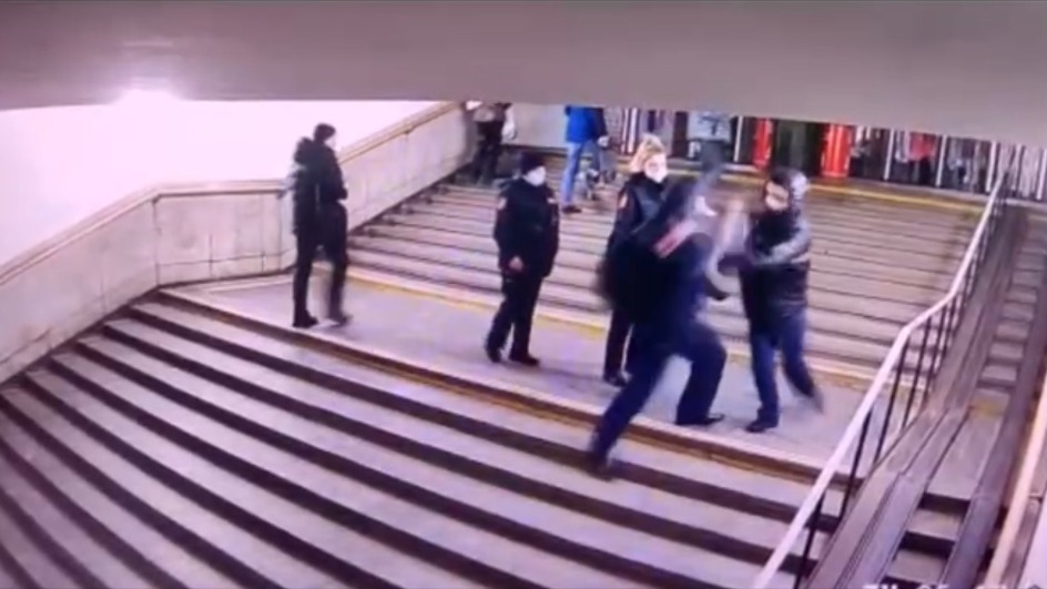 В Москве пассажир столкнул сотрудника метро с лестницы