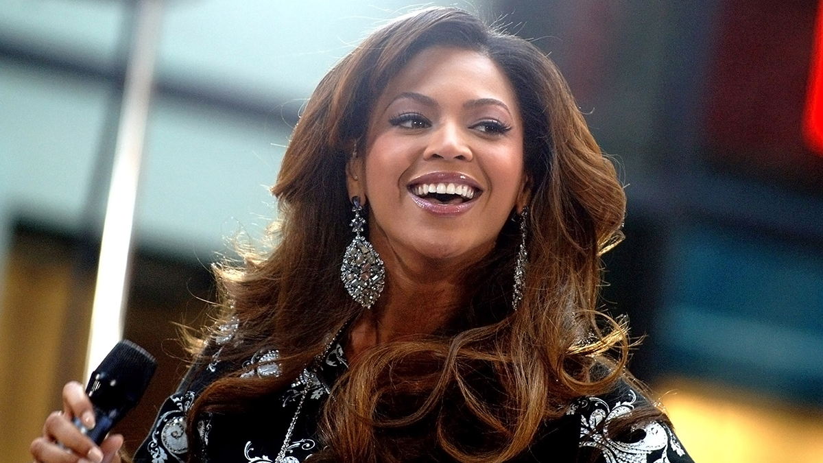 Кто из иностранных звезд ворует русские песни