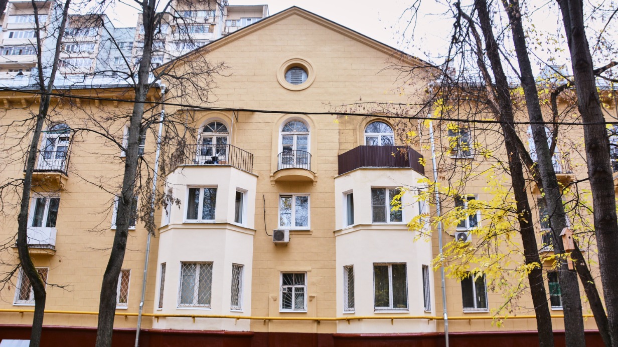 Три малоэтажных дома в неоклассическом стиле капитально отремонтировали в Москве