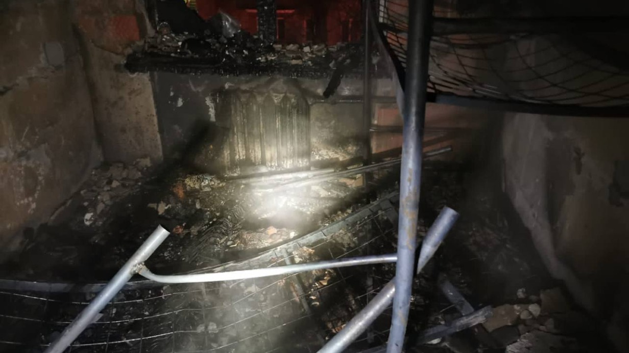 СК проводит проверку по факту гибели человека в результате пожара в Духовском переулке