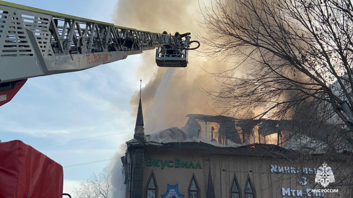 Обрушение крыши произошло в горящем ресторане на юге столицы