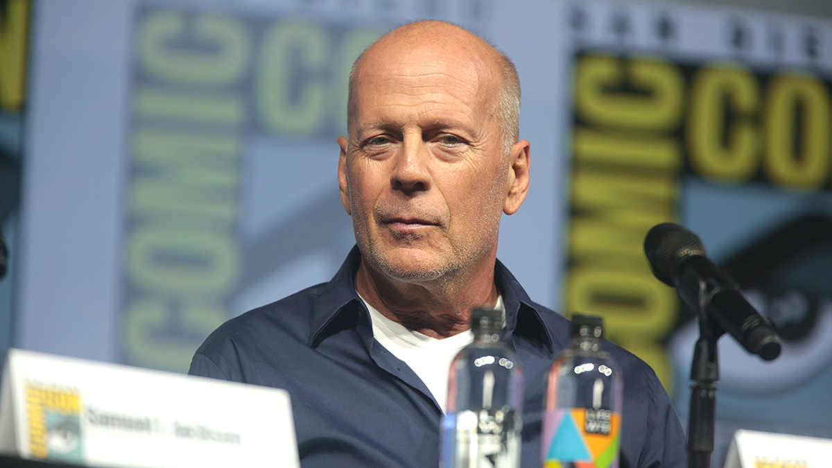 Зачем семья отселила больного деменцией Брюса Уиллиса