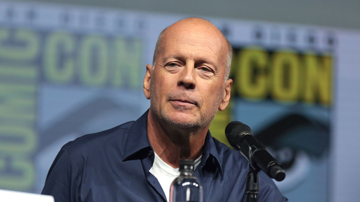 Почему семья решила отселить больного деменцией Брюса Уиллиса в отдельный дом