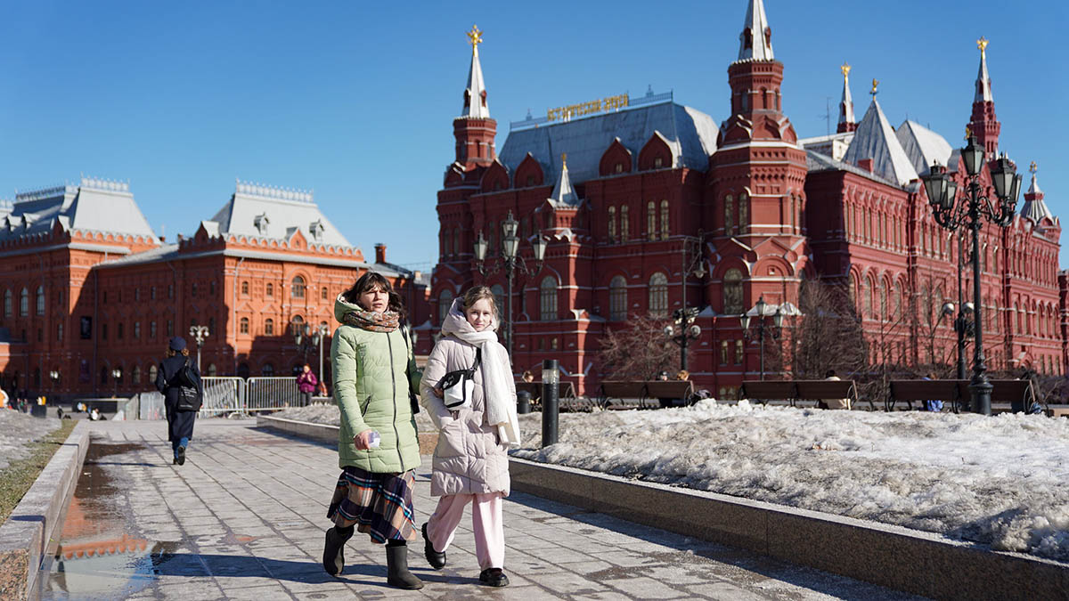 В москву приехал можно. Весенняя Москва. Фотограф Москва. Приезжие в Москве.