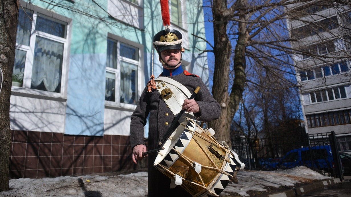 Реконструктор Руслан Вахаев во время праздника «День защитников земли Московской» в районе Орехово-Борисово Южное в образе пехотного барабанщика XIX века