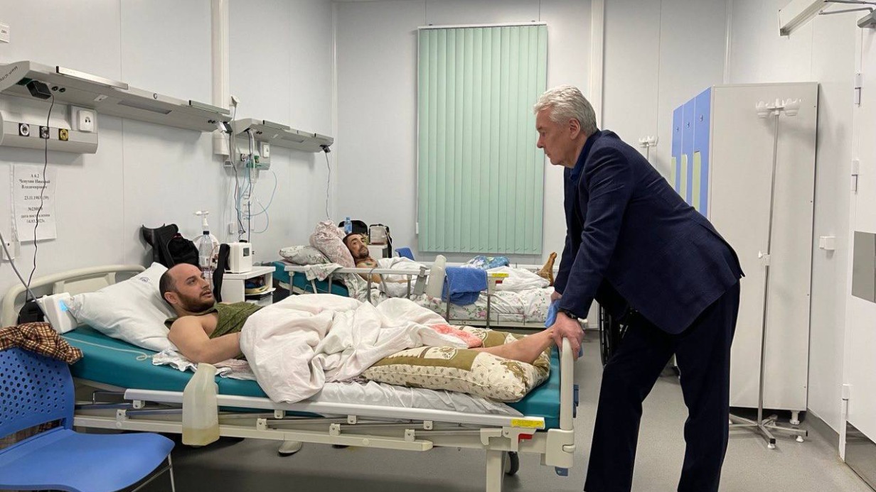 Сергей Собянин навестил раненых бойцов в больнице в Вороновском