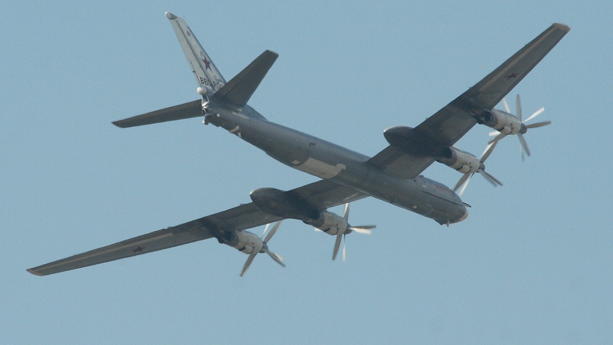 Минобороны показало кадры полета стратегических ракетоносцев Ту-95МС над Японским морем