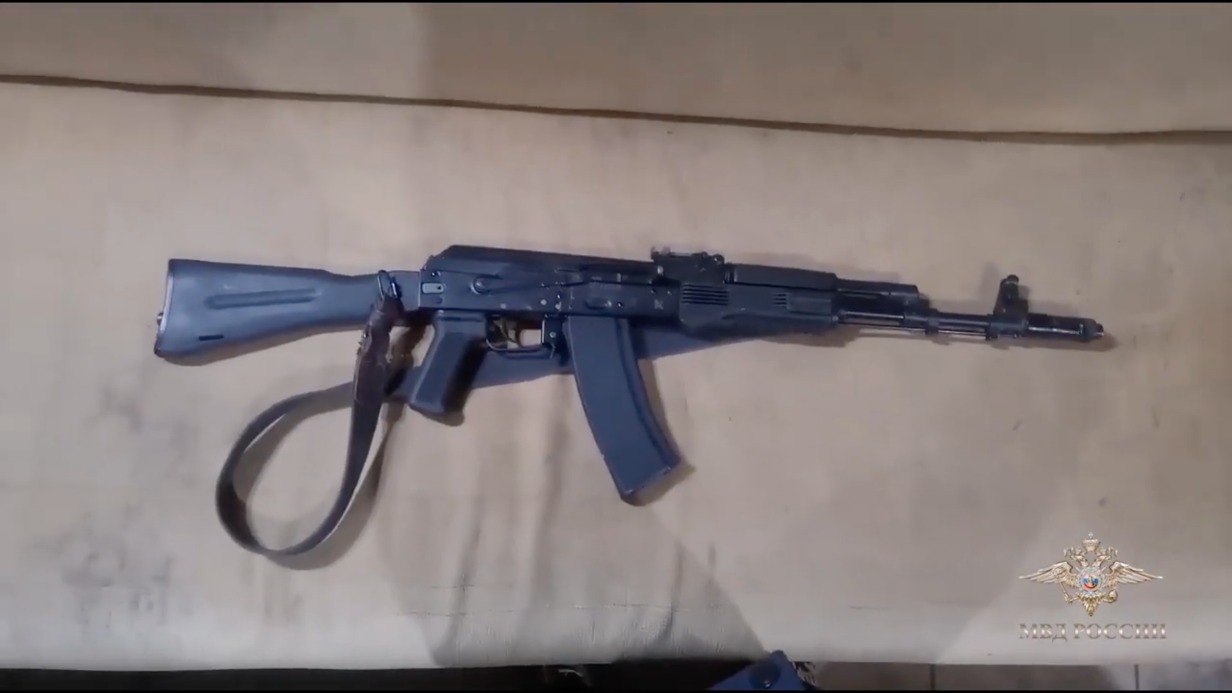 Вооруженные разбойники ограбили мужчину на трассе в Подмосковье