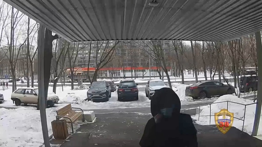 Лжесотрудница пенсионного отдела украла у пожилой женщины почти два миллиона рублей на юге Москвы