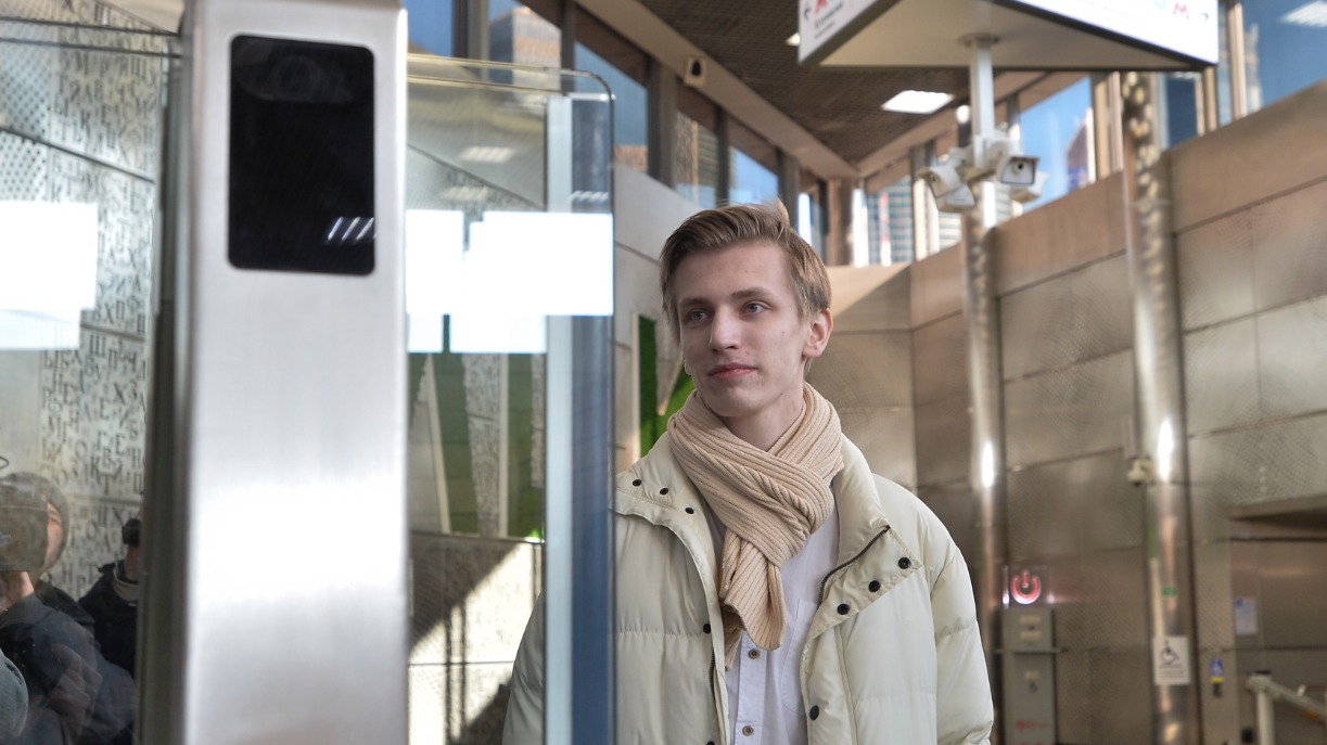 Москвич Сергей Миронов оплатил проезд с помощью системы биометрии на «Кутузовской» МЦК 