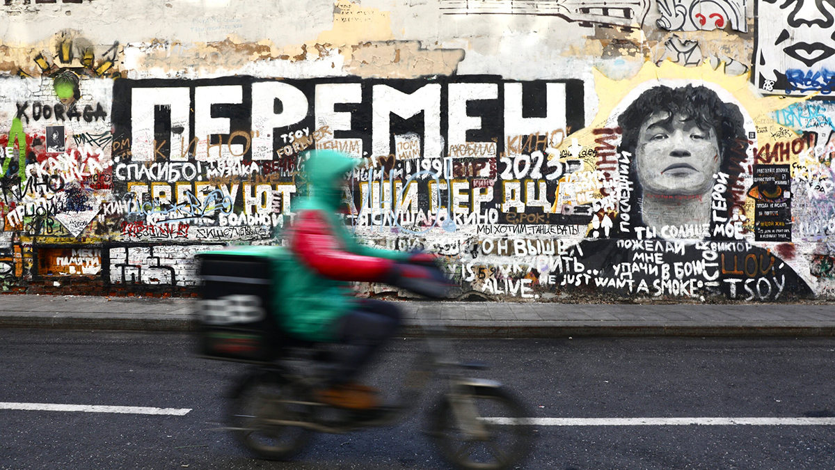 В вечность превратился миг: поклонники Цоя собрались у стены артиста на Арбате