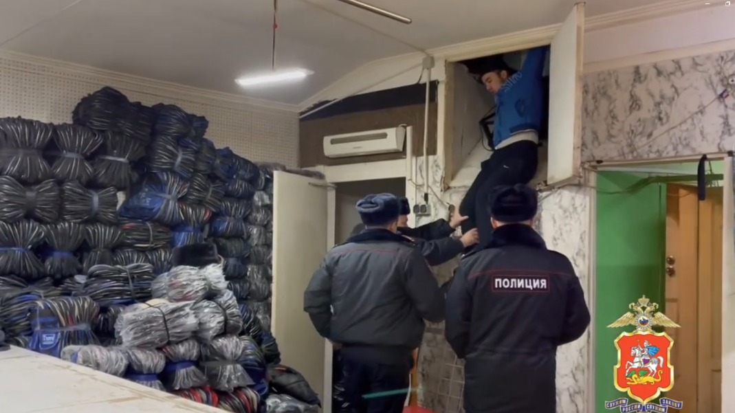 Полицейские задержали 26 иностранцев в нелегальном швейном цехе в Подмосковье