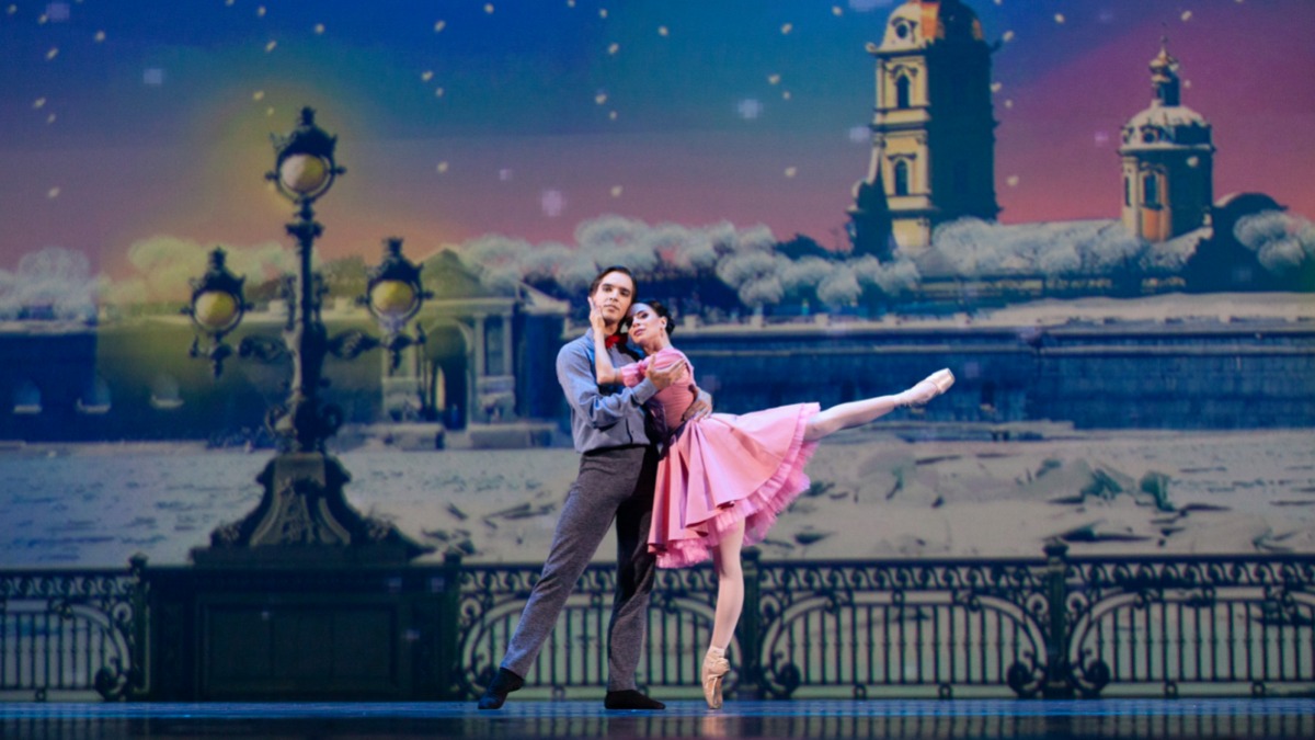 Артисты Даниил Росланов и Екатерина Первушина в спектакле «Продавец игрушек»