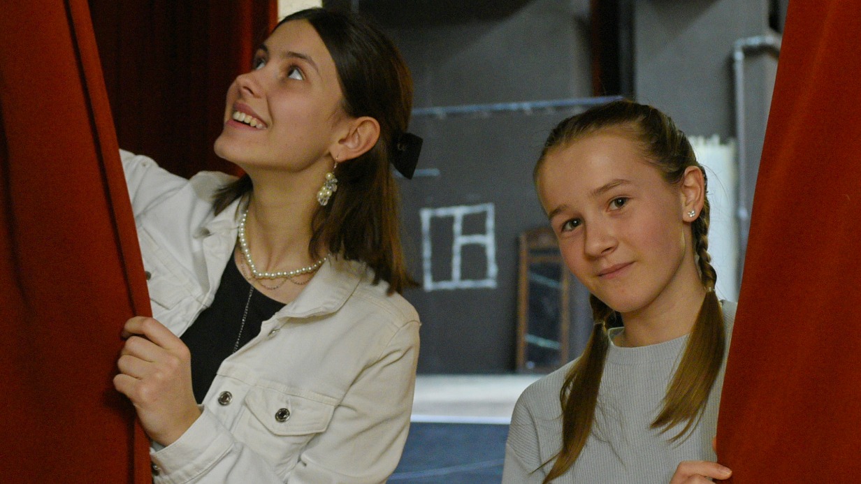 Москвички Ярослава Путилина (слева) и Евдокия Салопина пришли накануне акции «Ночь театров» в Театр имени Вахтангова, чтобы заглянуть за кулисы и побывать в гримерках артистов