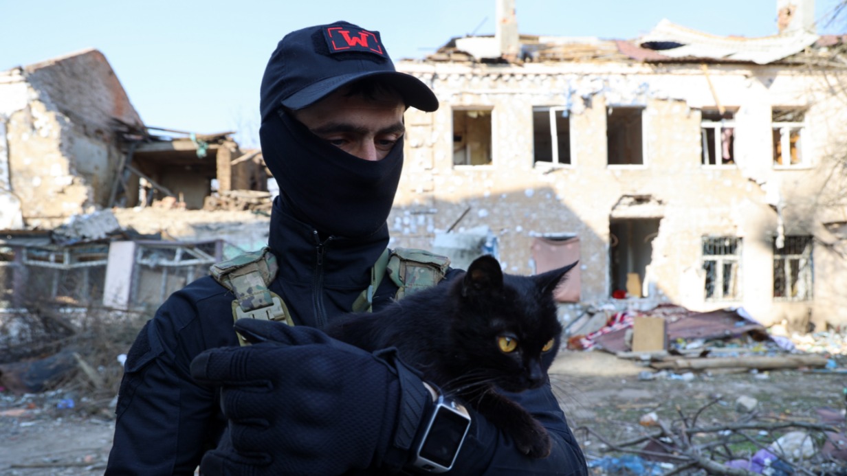 Боец из ЧВК «Вагнер» на фоне одного из разрушенных из-за обстрелов со стороны ВСУ домов в Артемовске. Этот город находится на подконтрольной Киеву части ДНР. За Артемовск продолжают вестись ожесточенные бои