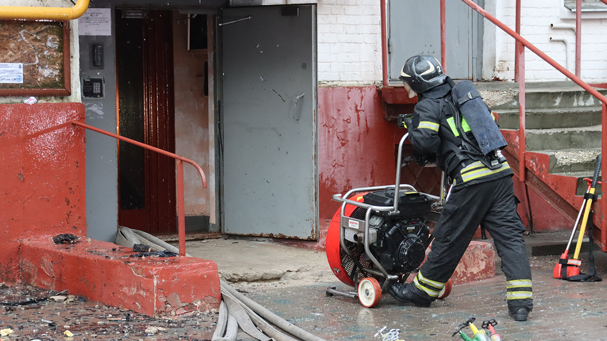 Девять человек спасли из горящего дома в центре Москвы