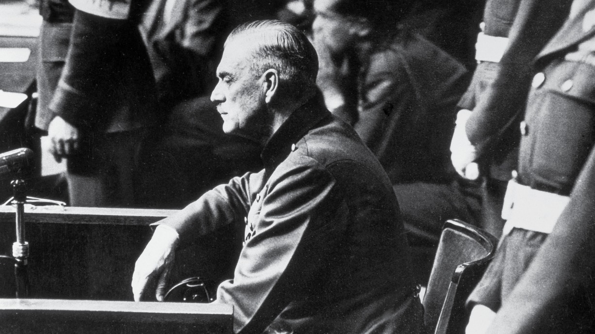 Нюрнбергский процесс. Начальник верховного командования вермахта, один из главных нацистов фашистской Германии Вильгельм Кейтель в окружении военной полиции перед Мeждународным военным судом, 1946 год