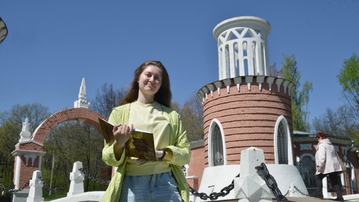 Екатерина Майорова на территории усадьбы Воронцово. Добраться сюда стало проще благодаря появлению станции БКЛ «Новаторская»