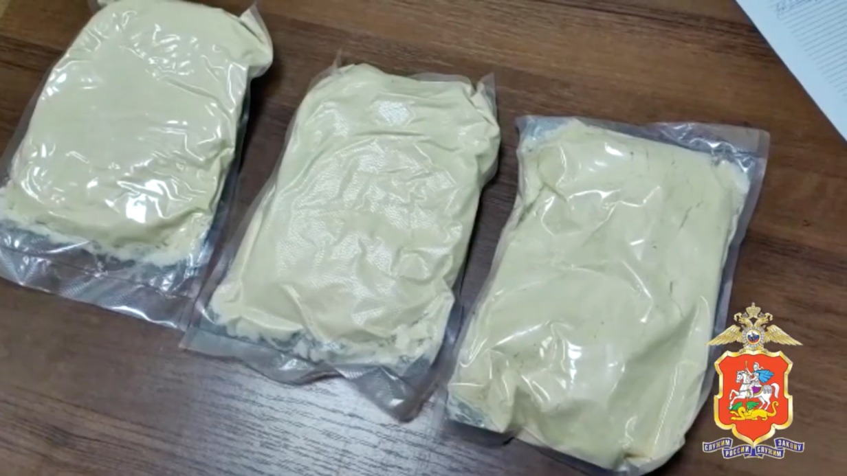 Закладчика с тремя килограммами синтетических наркотиков задержали в подмосковном лесу