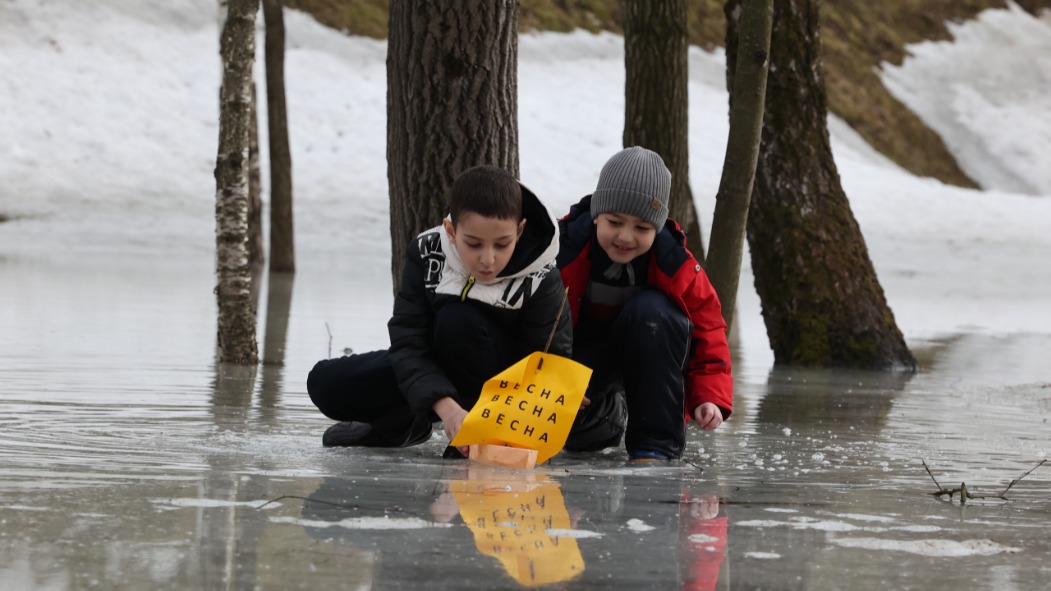 Ребята Роман (слева) и Рузен пускают кораблики в лесопарке «Филатов Луг»