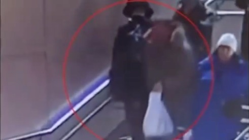 Мужчина в метро помог пенсионерке и украл у нее кошелек